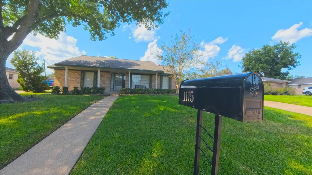 1115 Newport Boulevard - Photo 0