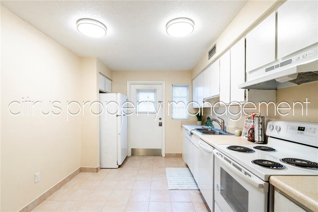 3026 Fairway Lane - Photo 4