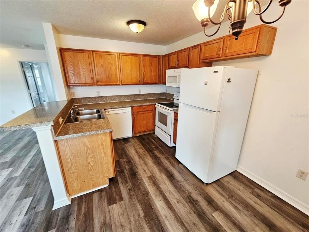1024 Park Central Circle - Photo 3