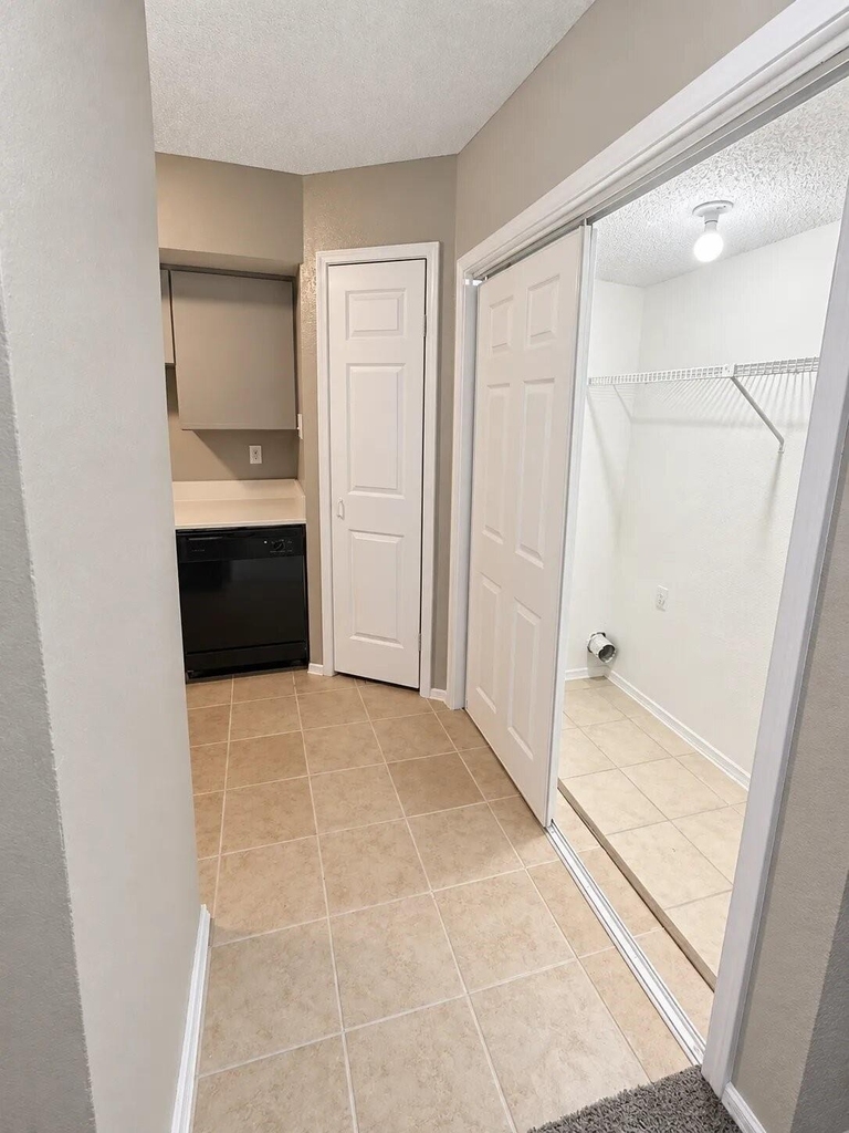 7975 Streamside Drive - Photo 7