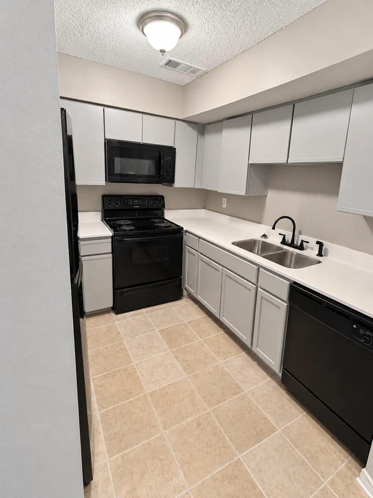 7975 Streamside Drive - Photo 4