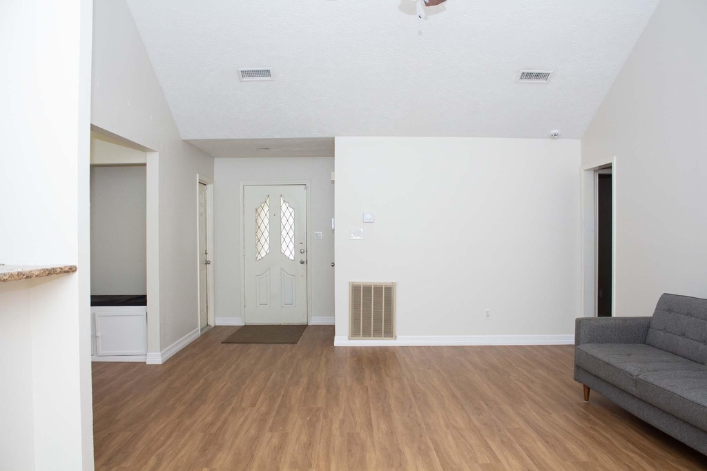 9526 Dundalk Street - Photo 3