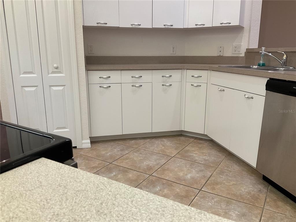 178 Rotonda Boulevard W - Photo 2