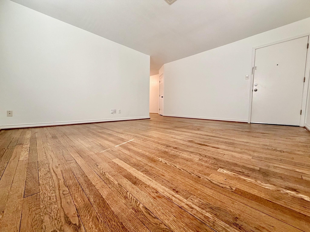 2126 Banks Street - Photo 11