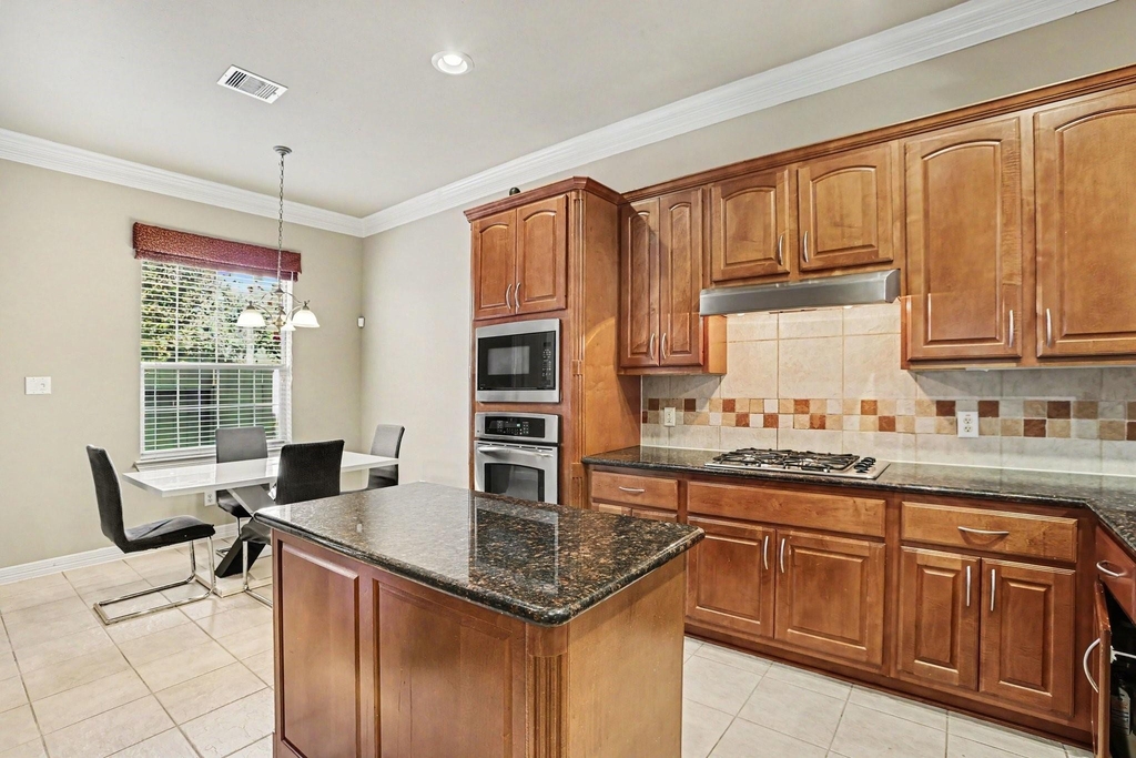 1502 Olive Place - Photo 6