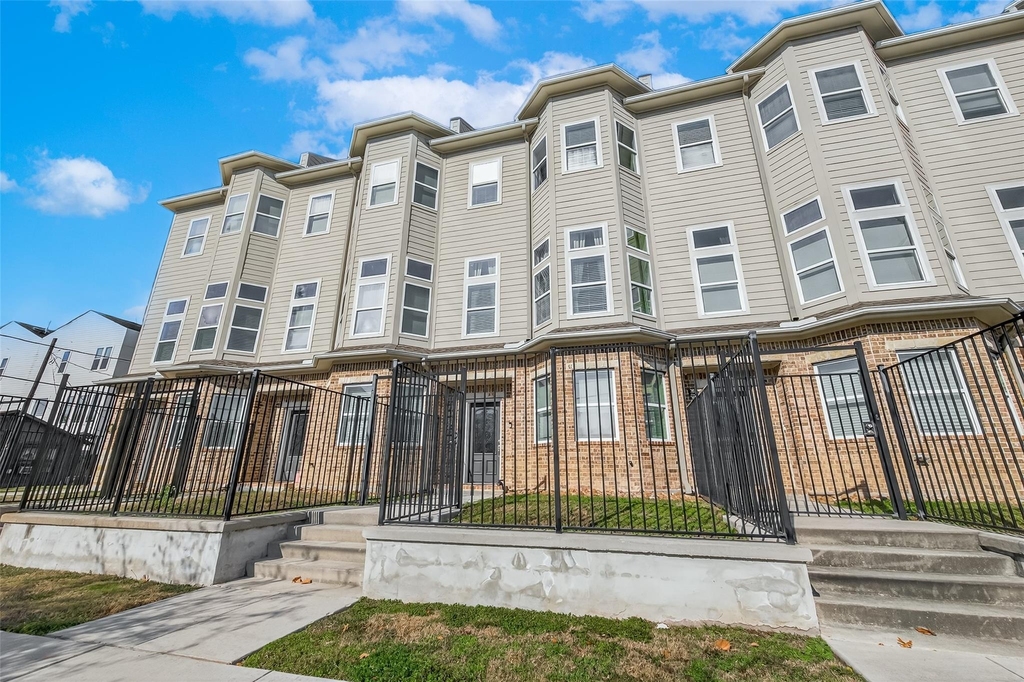 2020 Mcgowen Street - Photo 2