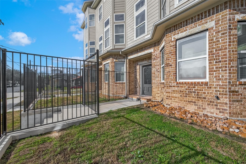 2020 Mcgowen Street - Photo 3