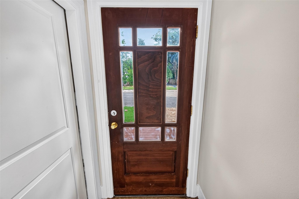 1929 Hawthorne Street - Photo 2