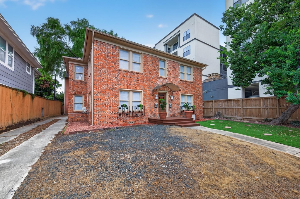 1929 Hawthorne Street - Photo 1