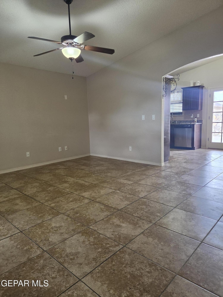14189 N Point Avenue - Photo 4