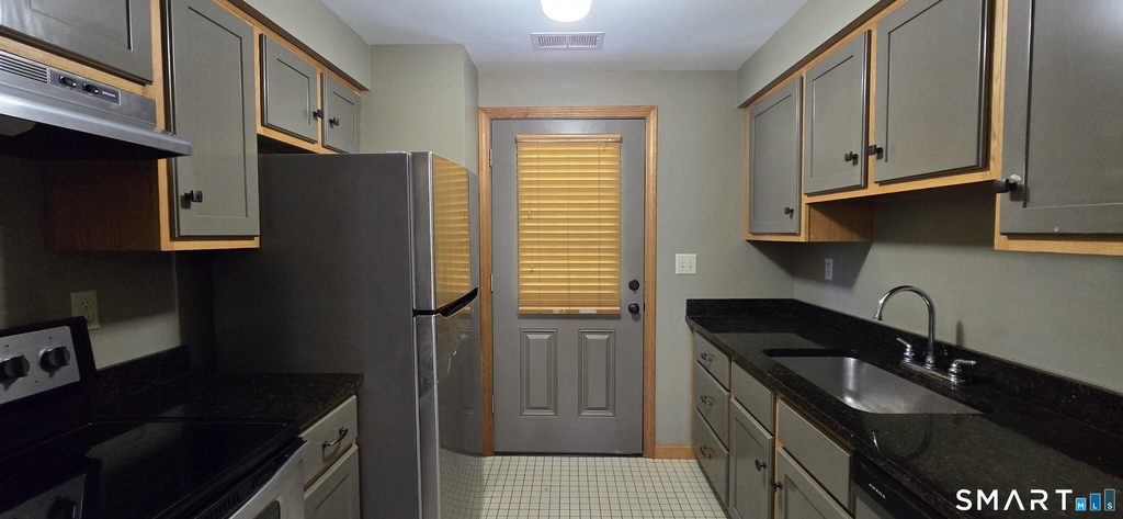 184 Middlesex Avenue - Photo 3