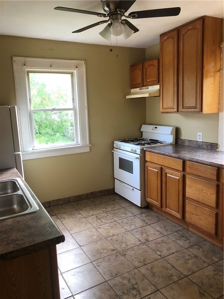 938 Post Avenue - Photo 2