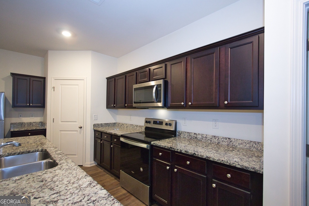 222 Sinclair Way - Photo 4