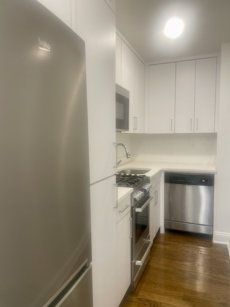 East 56th Street - Photo 8