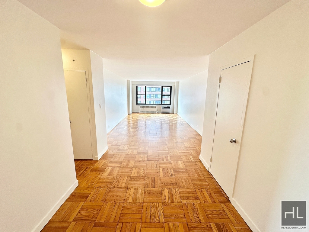 Fourth Avenue - Photo 2