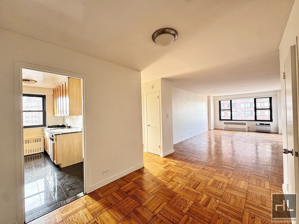 Fourth Avenue - Photo 3