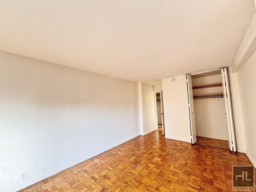 Fourth Avenue - Photo 2