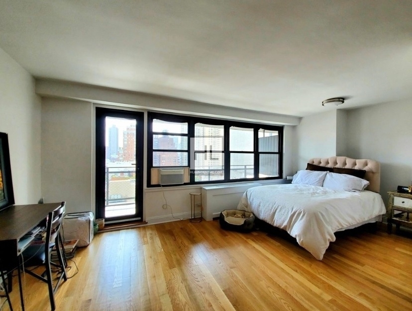 E 82 St - Photo 1