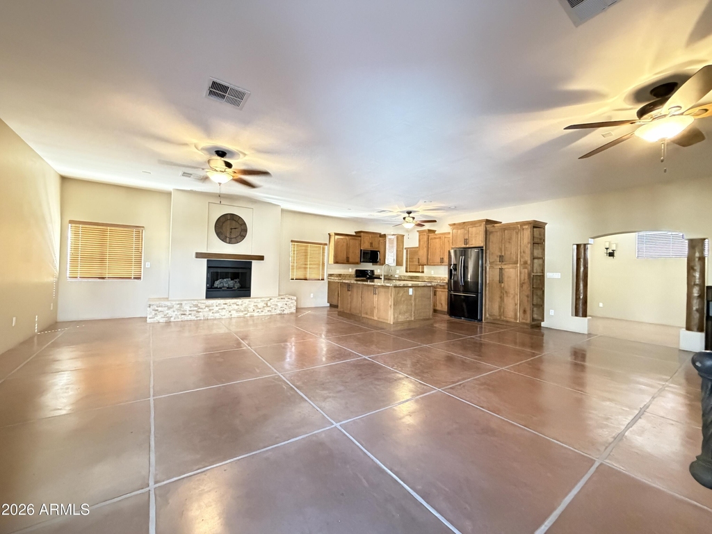1805 E Maryland Avenue - Photo 2