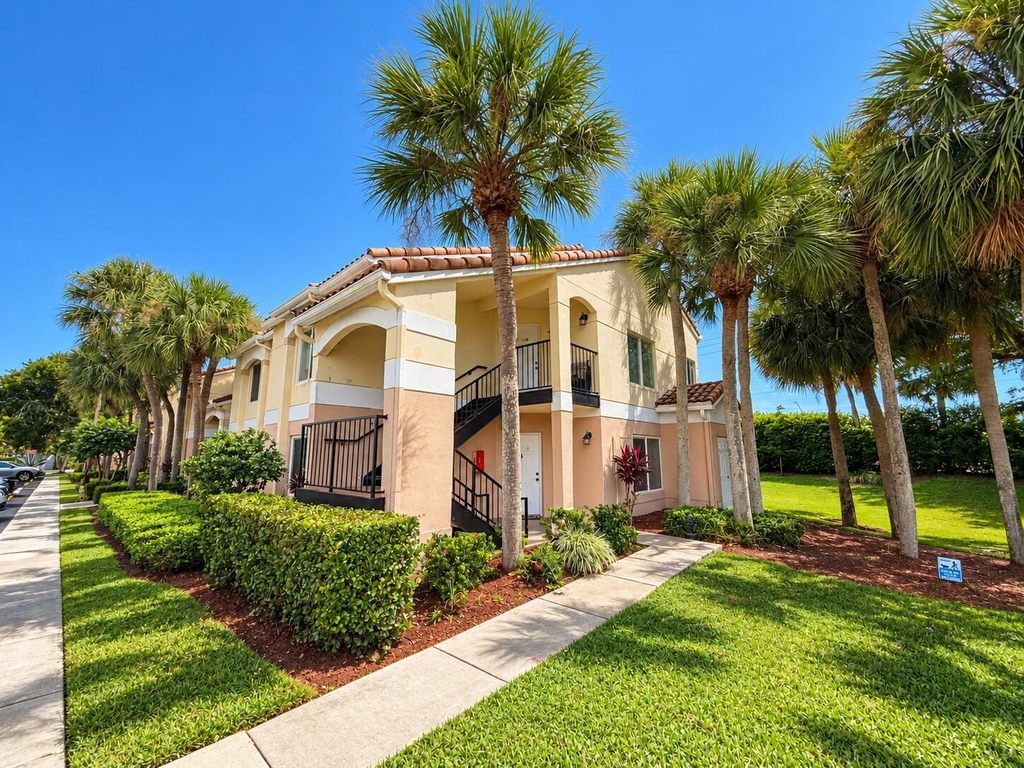 815 W Boynton Beach Boulevard - Photo 0