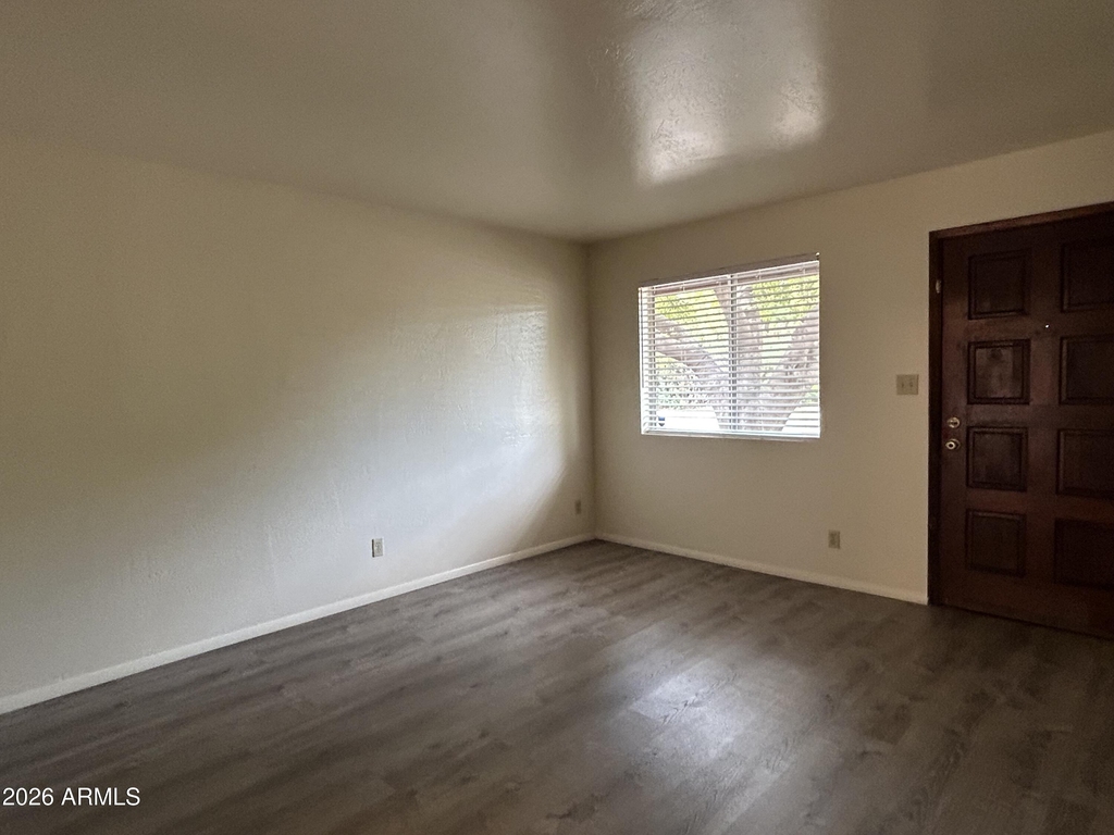 503 W 12th Street - Photo 2
