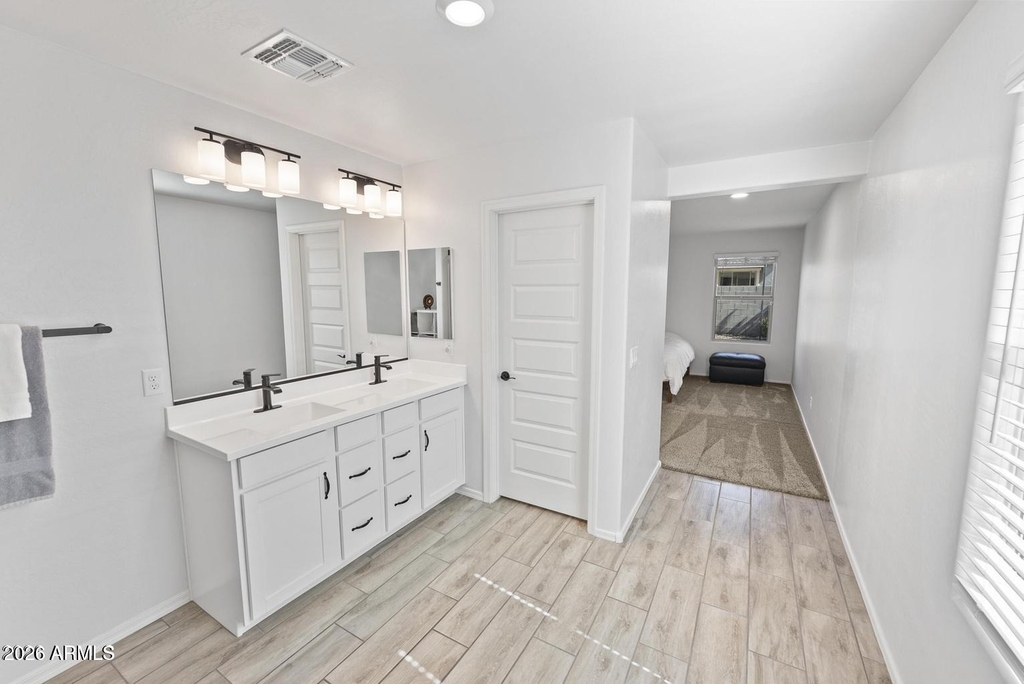654 E Buckingham Avenue - Photo 3