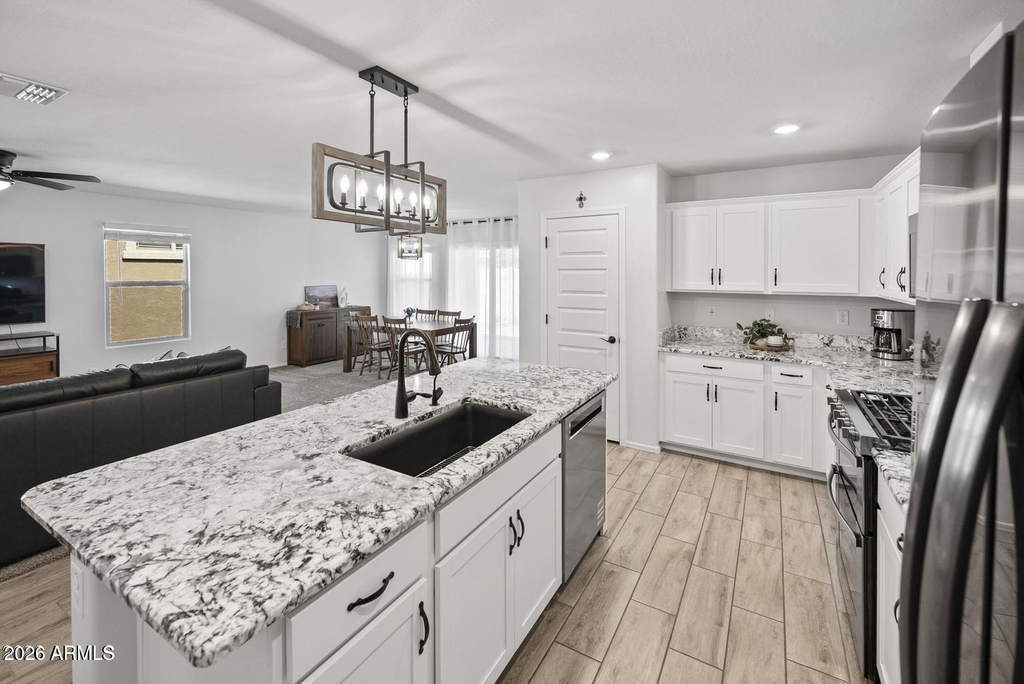 654 E Buckingham Avenue - Photo 1