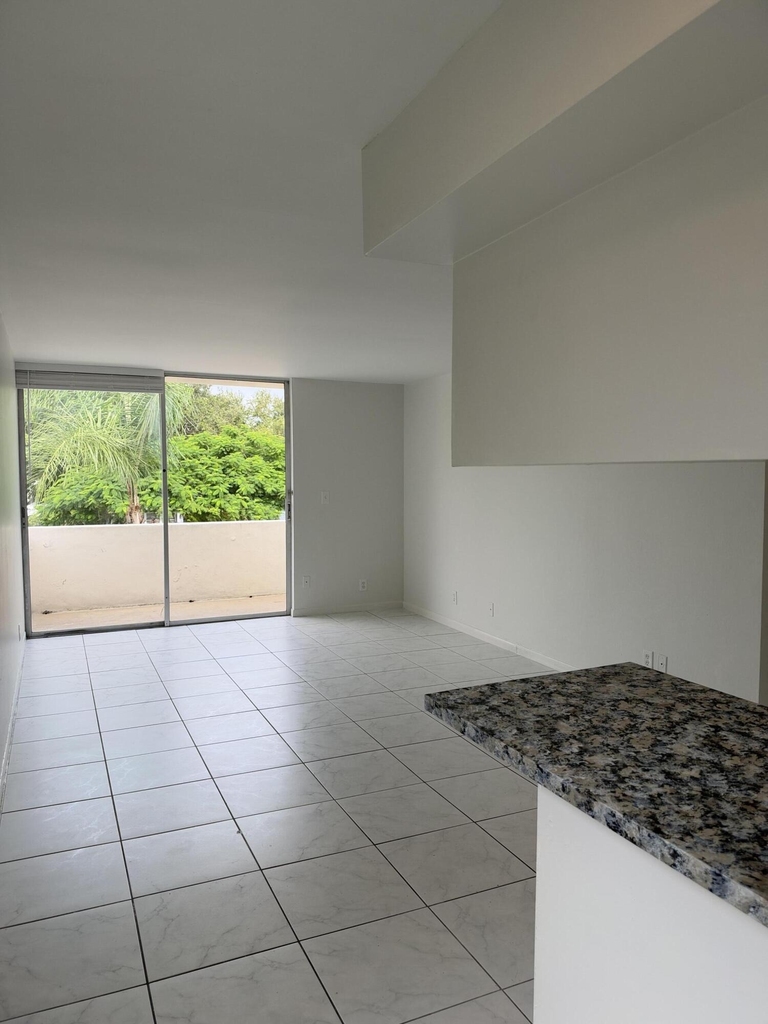 100 Se 21st Street - Photo 0