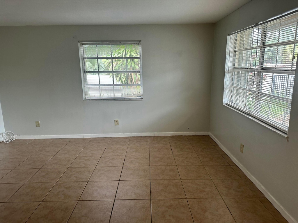 2733 Ne 1st Terrace - Photo 18
