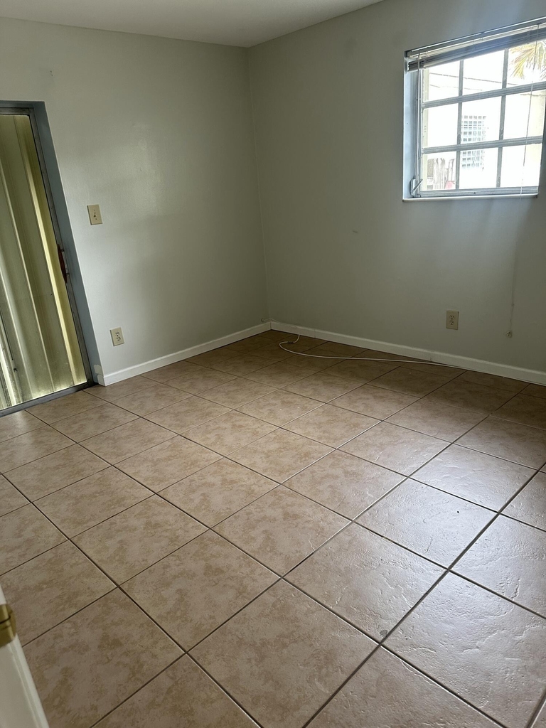 2733 Ne 1st Terrace - Photo 12