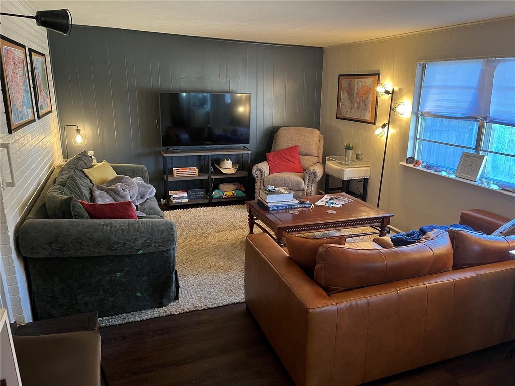 1911 Ferndale Avenue - Photo 2