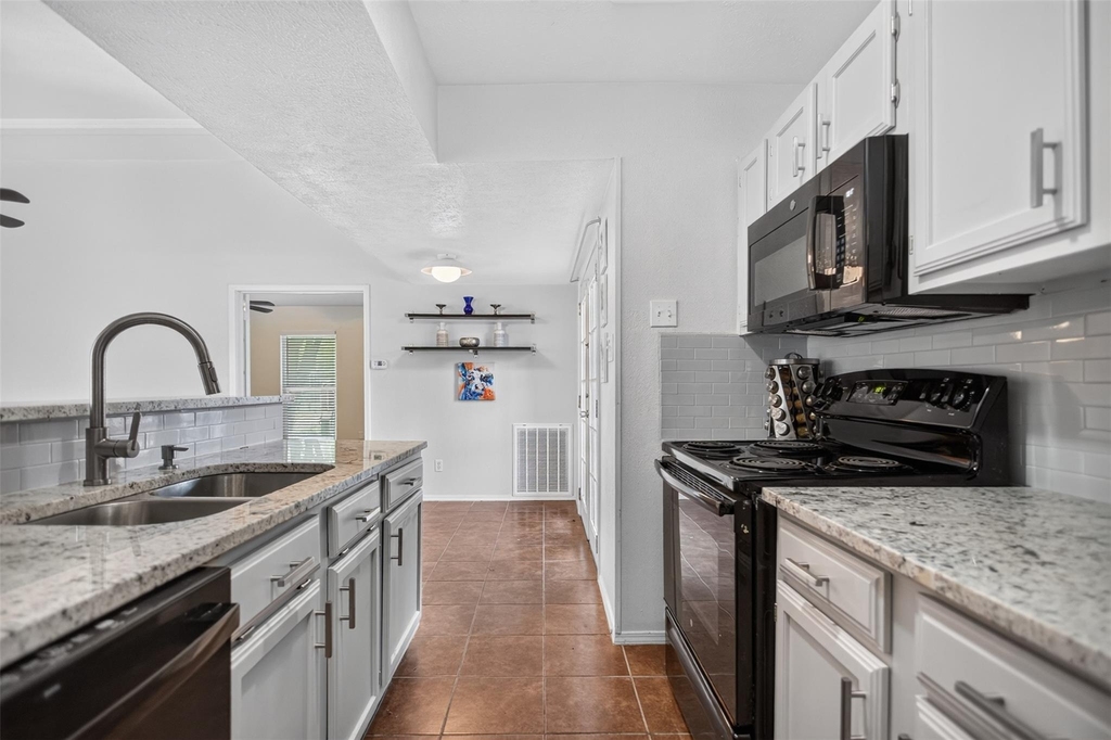 303 Liberty Place - Photo 4