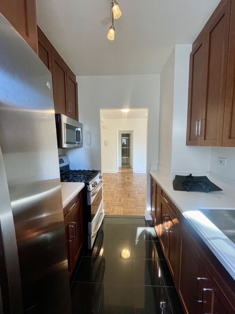 200 E 71st St @ 3rd Ave - Photo 4