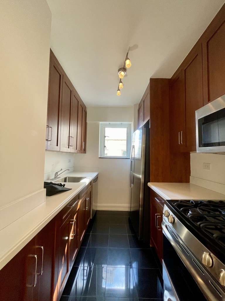 200 E 71st St @ 3rd Ave - Photo 3