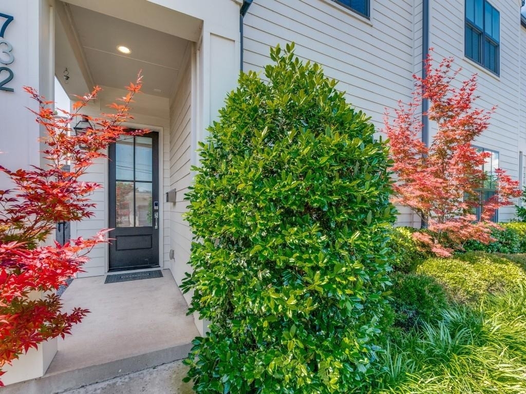 732 W 7th Street - Photo 2