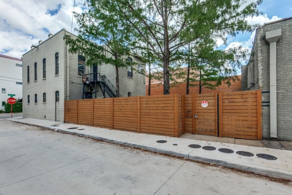 2007 S Ervay Street - Photo 2