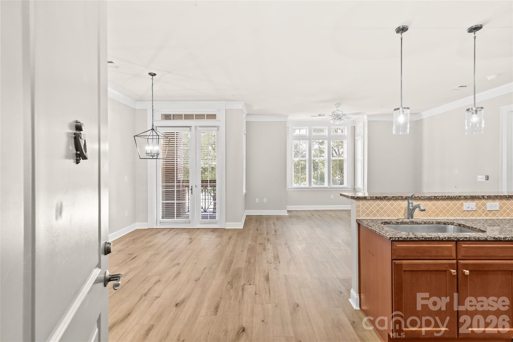 2810 Selwyn Avenue - Photo 3