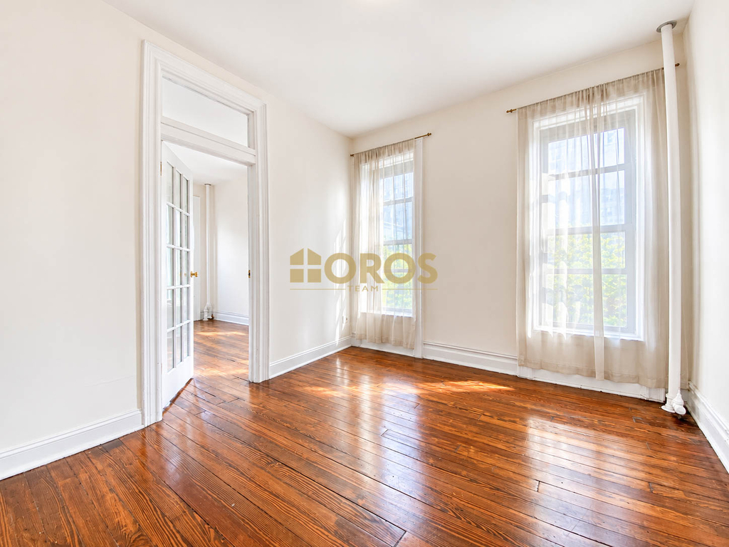 Grand Street #11 - Photo 2