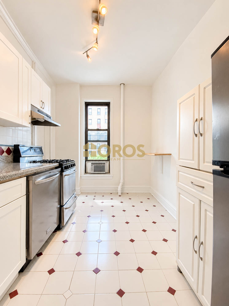 Grand Street #11 - Photo 13