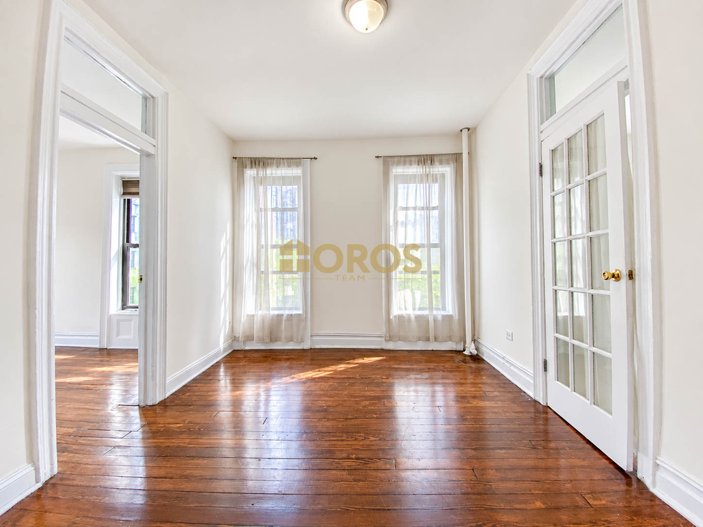 Grand Street #11 - Photo 1