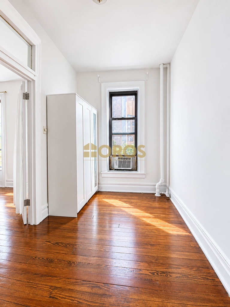 Grand Street #11 - Photo 5