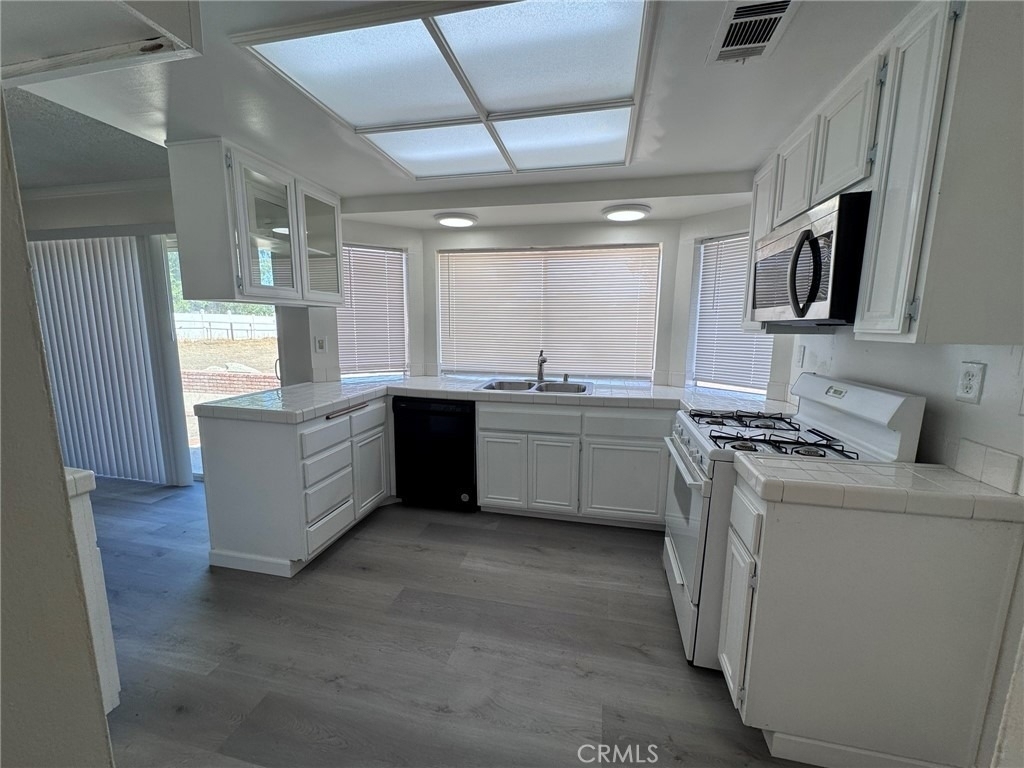 15730 Alvarado Street - Photo 5