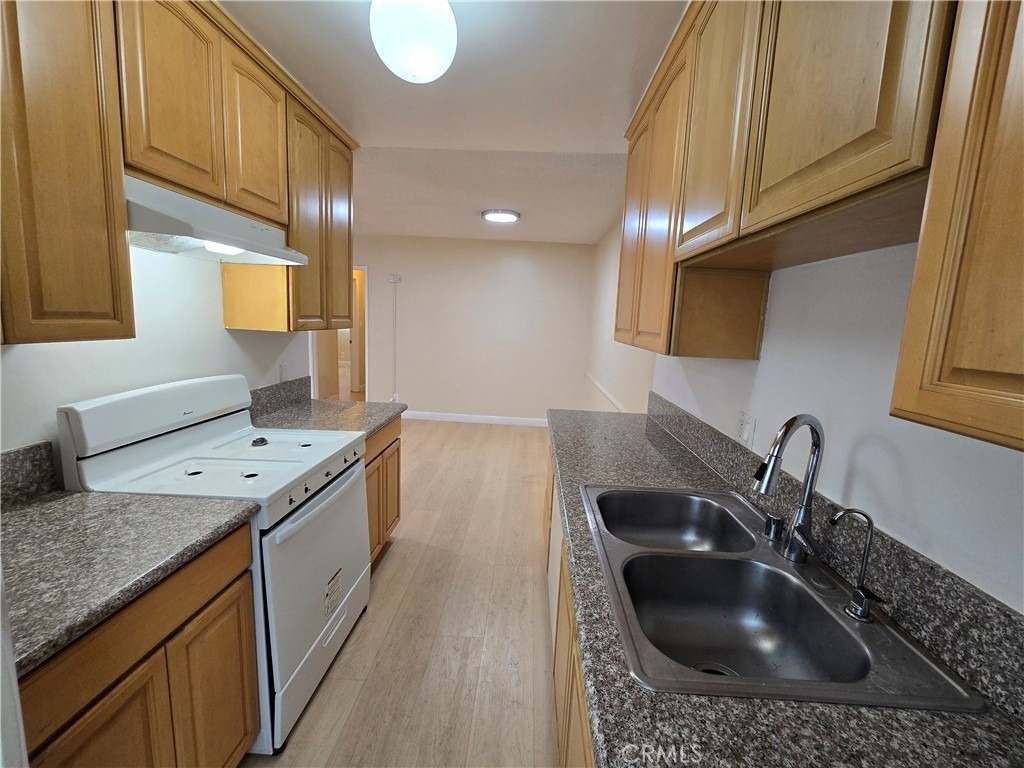 1216 N Formosa N - Photo 4