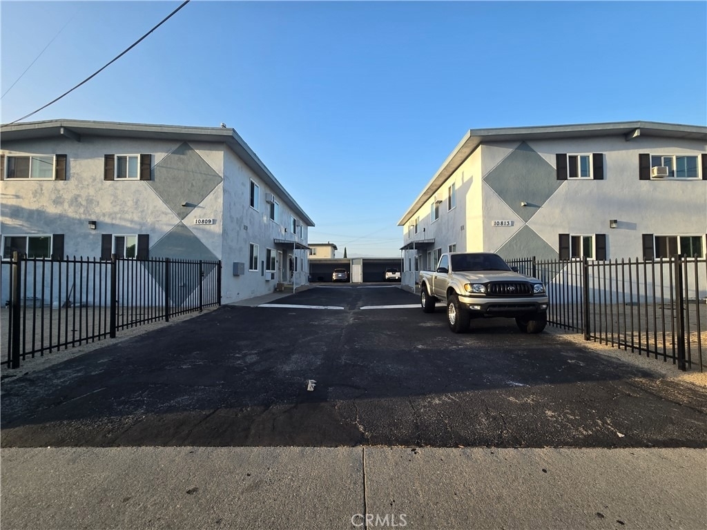 10813 Elliott - Photo 2