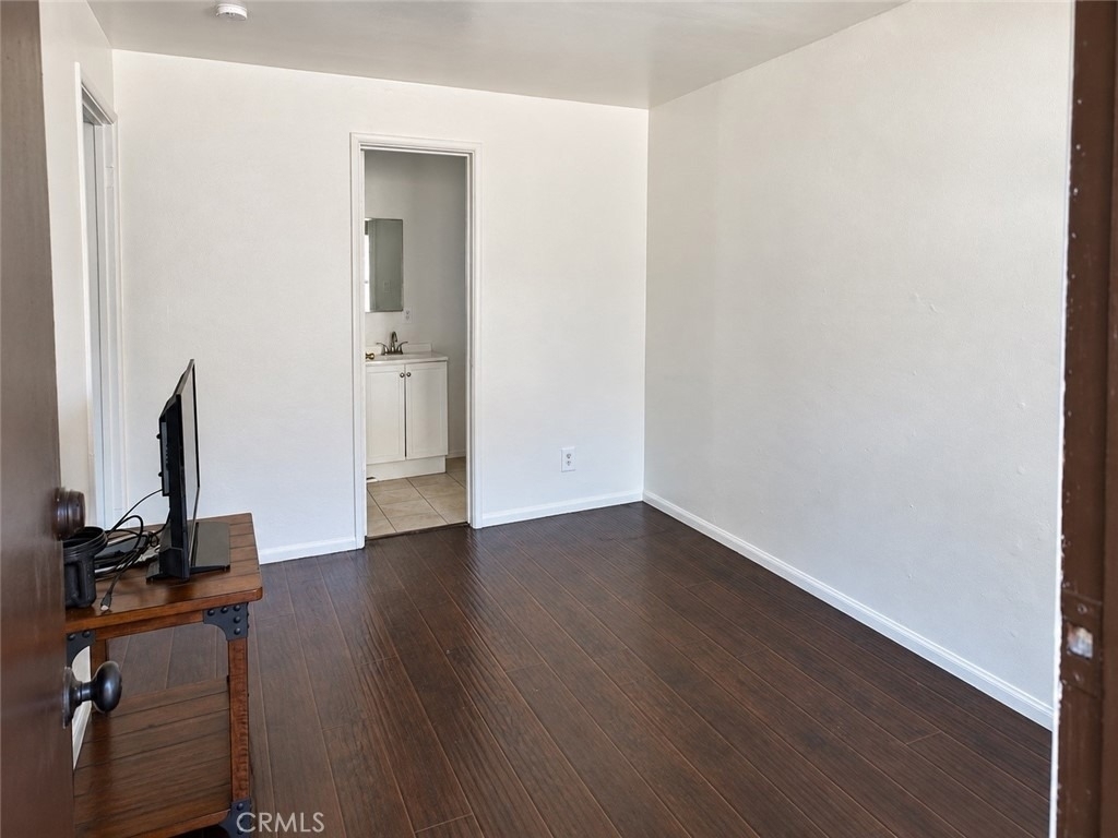 5628 Pickering Ave - Photo 2