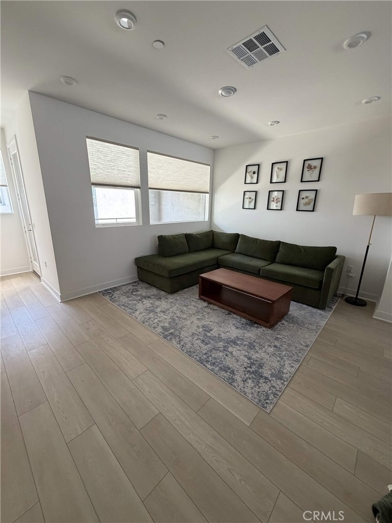 605 S Lyon Street - Photo 1