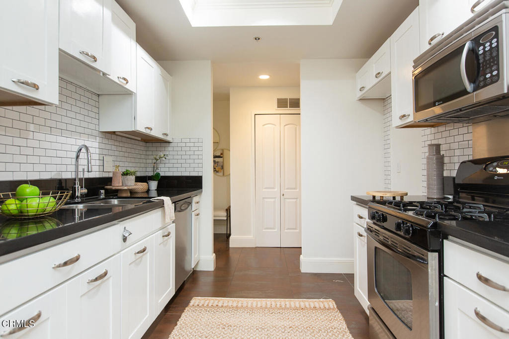 130 S Mentor Avenue - Photo 5