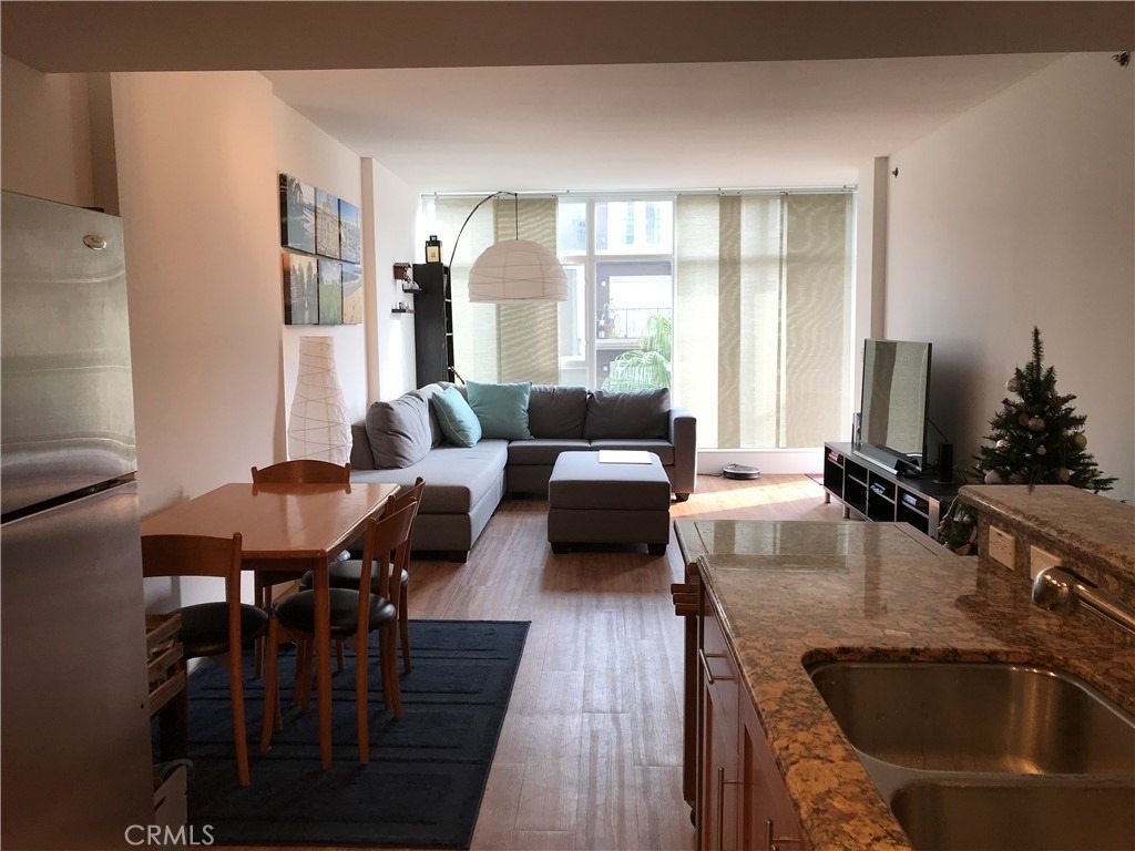 411 W Seaside Way - Photo 1