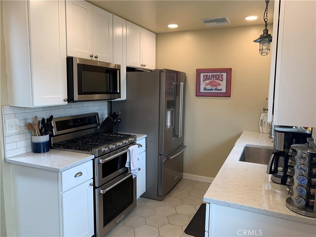 3080 Lincoln - Photo 2