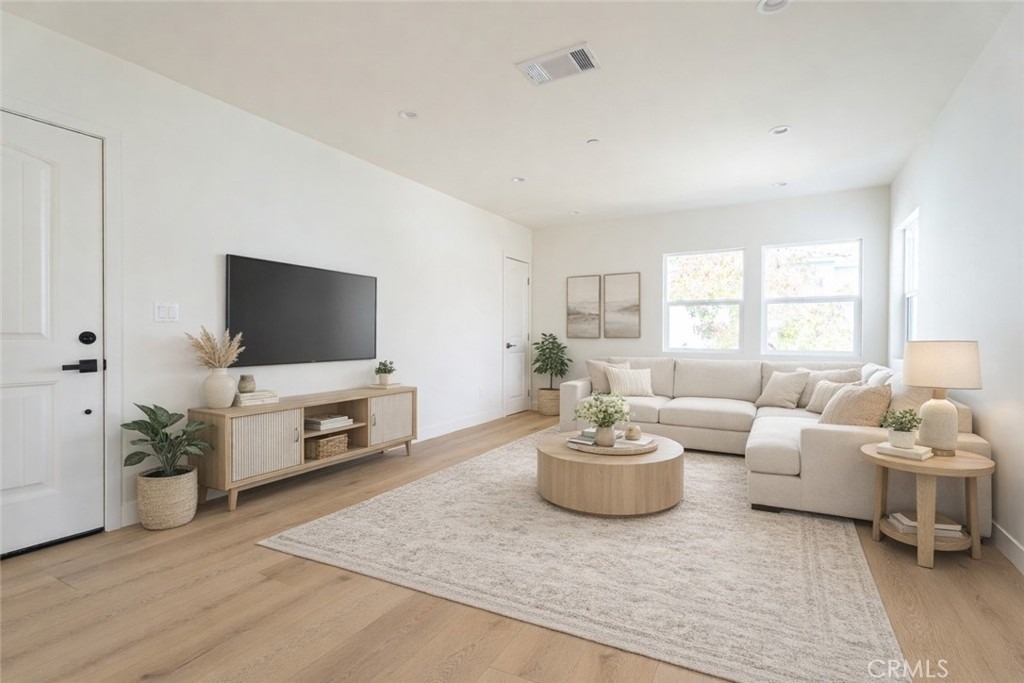 1065 E Spazier - Photo 0